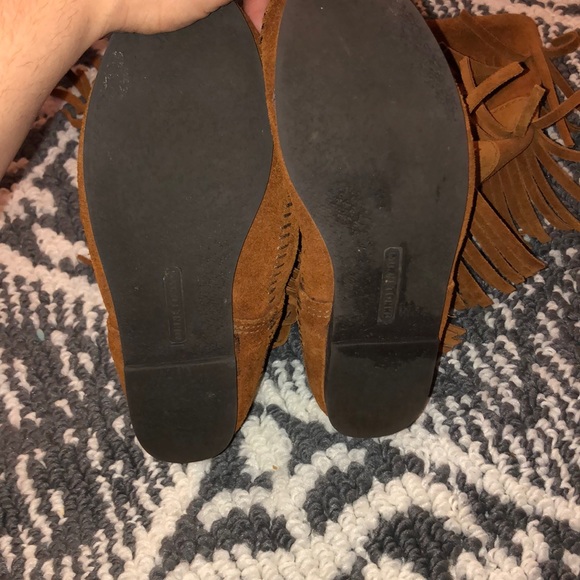 Minnetonka 3 Layer Fringe Boot - Picture 5 of 6